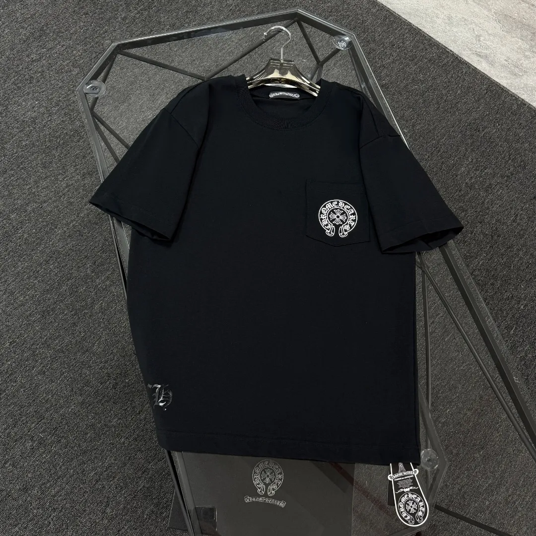 P170 Chrome Hearts Chrome Hearts 25 high version. The fabric is made of 300 grams of high-density pure cotton. It does not deform or shrink. It has three labels. It is the same style for men and women. Technology: suede foam printing. Color: white, black. SIZE: S-XL.
